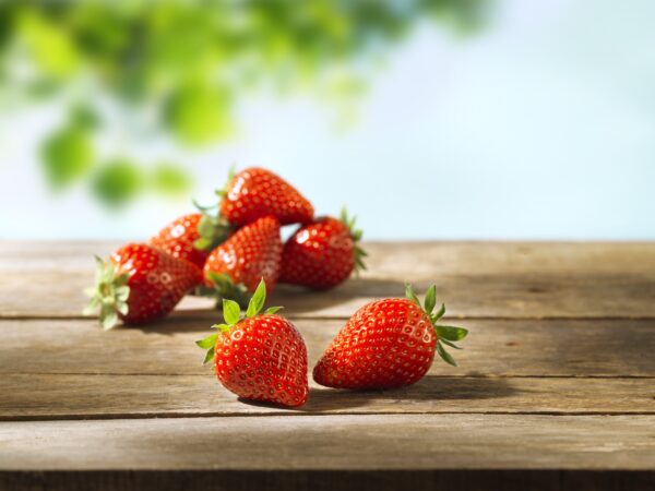 Mooie grote uniforme Inspire-aardbeien op tafel, helder rode kleur, aantrekkelijk